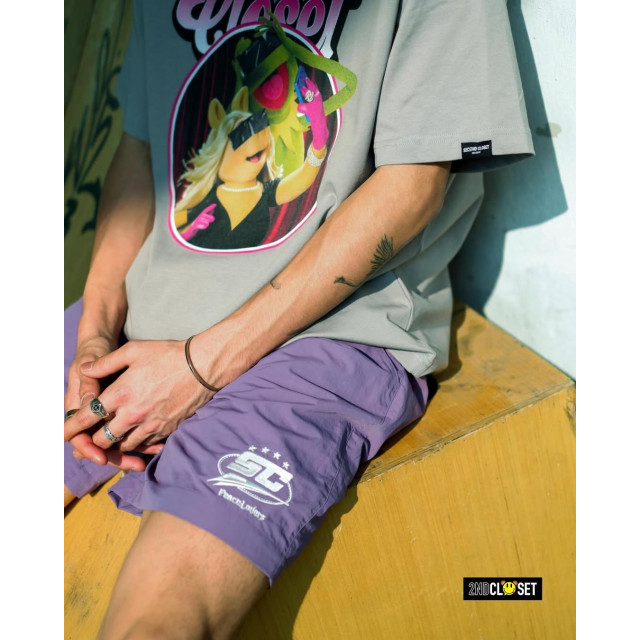 2ND CLOSET THE SHOW MUST GO ON PRINTED T-SHIRT