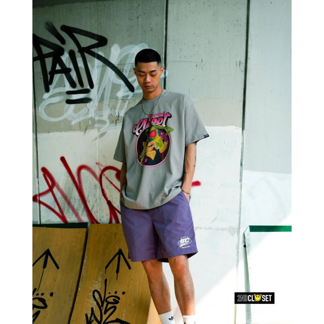 2ND CLOSET THE SHOW MUST GO ON PRINTED T-SHIRT