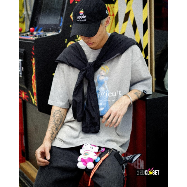 2ND CLOSET THINK DIFFICULT CINDERALLA PRINTED T-SHIRT